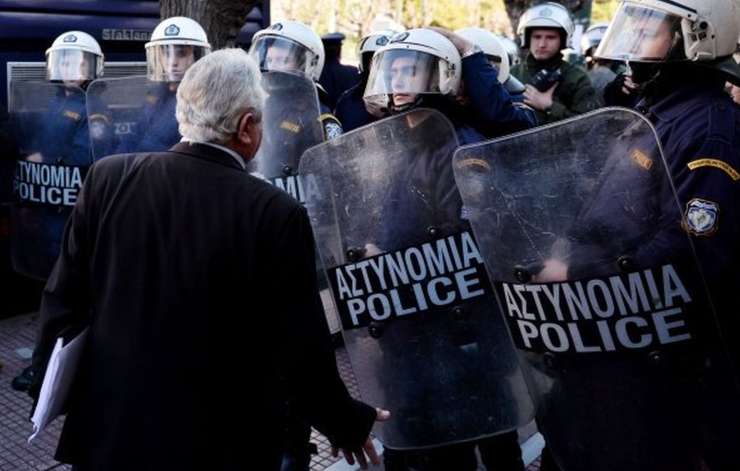 Sodišče EU: Grčija z zahtevano minimalno višino diskriminira ženske, ki želijo postati policistke
