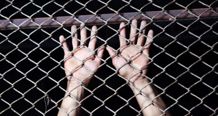 Mati dečka, ki ga je posilil migrant: S posiljevalcem naj obračunajo drugi zaporniki!