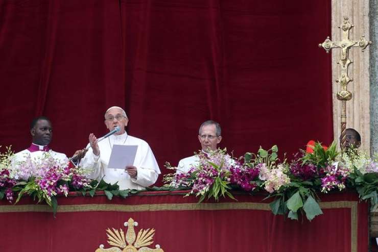 Papež v velikonočnem blagoslovu pozval h končanju nasilja in pomoči beguncem