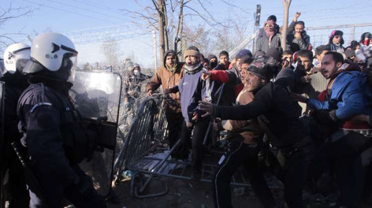 Migranti v Idomeniju napadli kombi grške policije