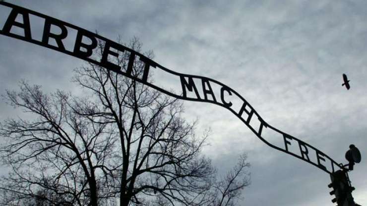 Paznik iz Auschwitza se je opravičil, morilci iz Hude Jame in Kočevskega Roga molčijo