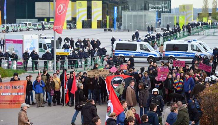 V Nemčiji aretirali 400 levičarjev, ki so skušali zmotiti kongres AfD