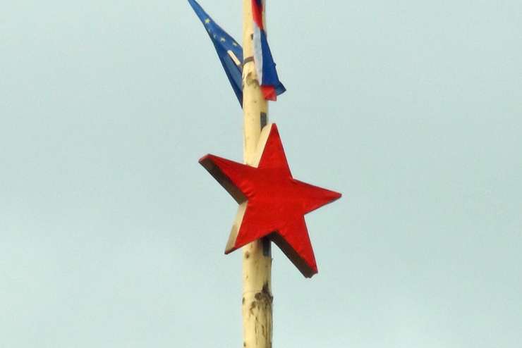 Na Kočevskem velikanska rdeča zvezda, večja od zastav Slovenije in EU