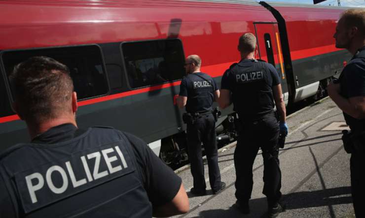 Srhljiv zločin na Dunaju: Migrant na ulici z železno palico do smrti pretepel žensko
