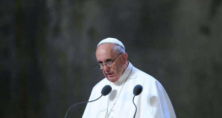 Papežu Frančišku bodo šefi EU prinesli nagrado Karla Velikega
