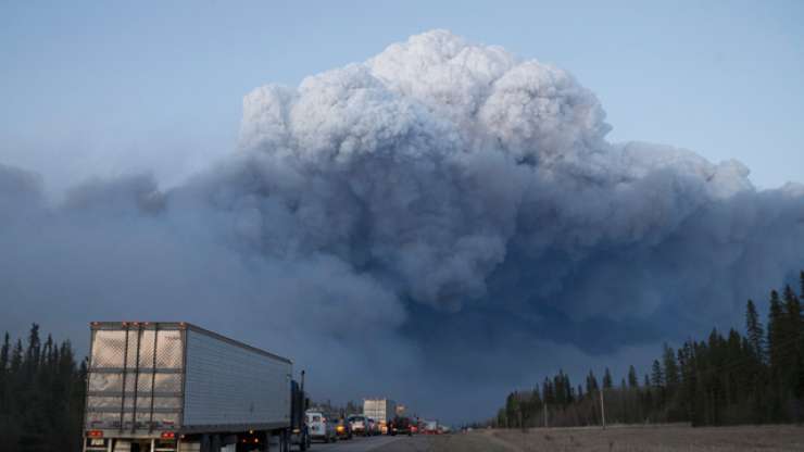 Uničujoči gozdni požar v Kanadi že večji od površine Chicaga
