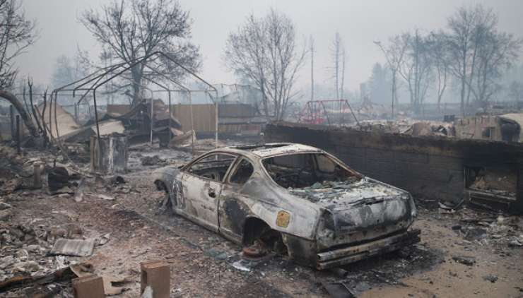 Ognjeni pekel v Kanadi: gasilci lahko le molijo za dež