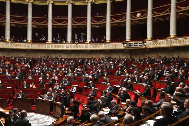 Podpredsednik francoskega parlamenta odstopil zaradi obtožb o spolnem nadlegovanju