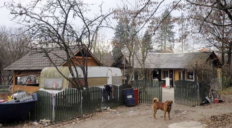Romi iz Dobruške vas obtoženi protipravne pozidave kmetijskega zemljišča