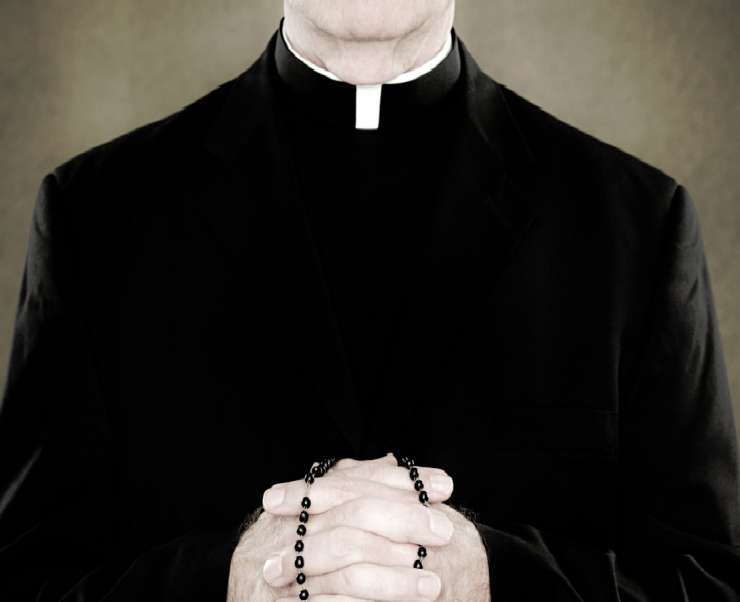 Zlorabljenih več kot 500 dečkov v katoliškem zboru; brat papeža Benedikta naj bi molčal
