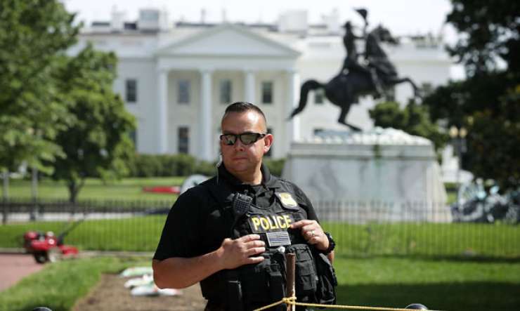 Streljanje pred Belo hišo: agent tajne službe ustrelil moškega s pištolo