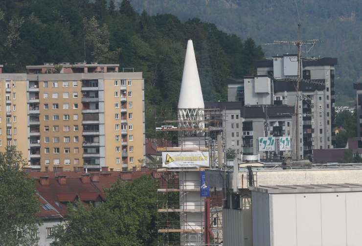 V Ljubljani se je danes zjutraj pokazal vrh minareta