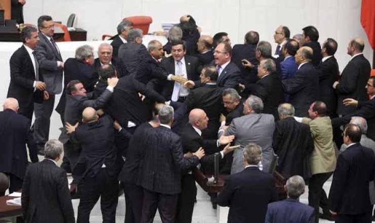 Turški parlament odvzel imuniteto 138 poslancem, večinoma opozicijskim Kurdom
