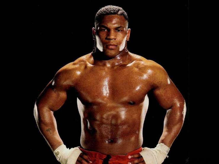 Virtualni Mike Tyson "pretepel" virtualnega Muhammada Alija