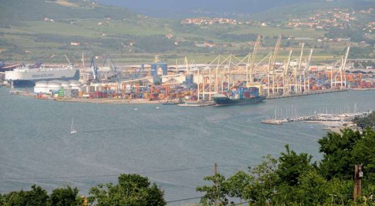 Blokada koprskega pristanišča gre v tretji dan, škoda vse večja