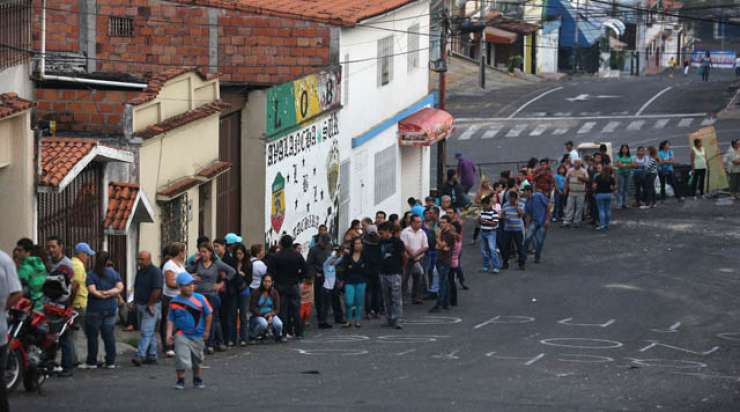 Več sto Venezuelk predrlo vojaški kordon in šlo v Kolumbijo po hrano