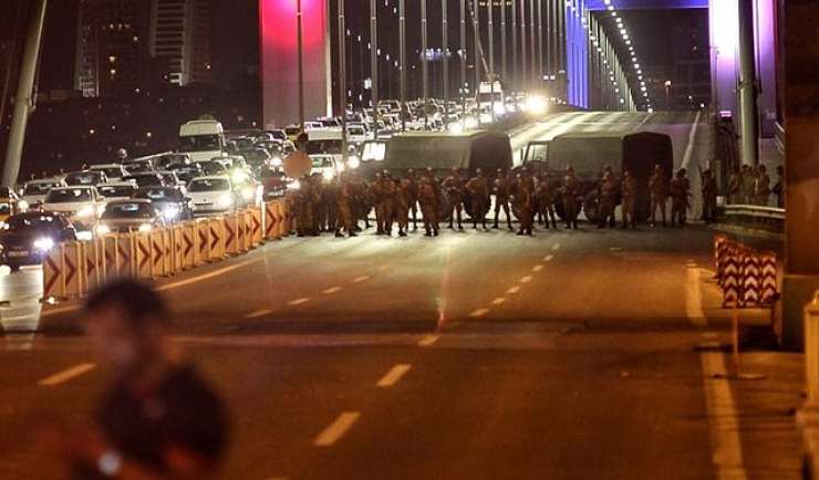 V Turčiji po neuspelem udaru aretirali že 6000 ljudi