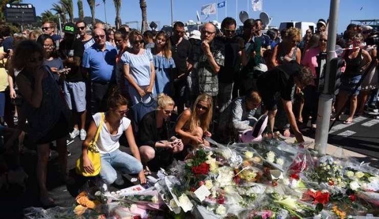 Nica: minuta molka za žrtve, žvižgi za premierja Vallsa