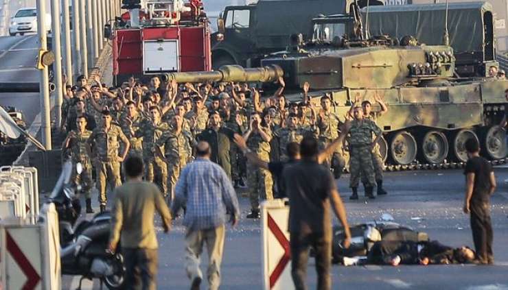 Erdogan nad "metastaze": V Turčiji aretirali že več kot sto generalov in admiralov