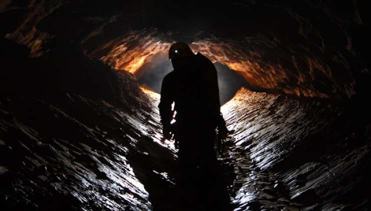 Angleškega jamarja po skoraj 24 urah rešili iz jame Primadona