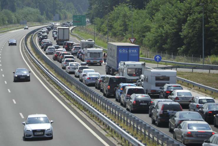 Na slovenskih cestah že dopoldne več gneče kot ob običajnih nedeljah