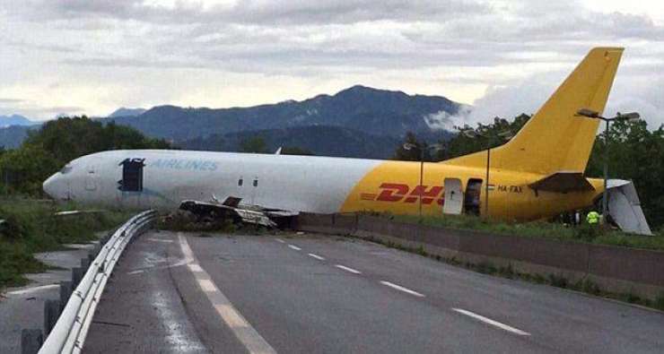 FOTO: Ko letalo med pristankom zapelje še na cesto