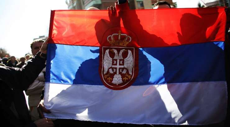 Srbi besni zaradi sežiga srbske zastave v Kninu 