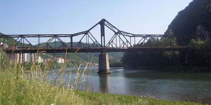 Slovenec v Zvorniku z mostu skočil v Drino in izginil