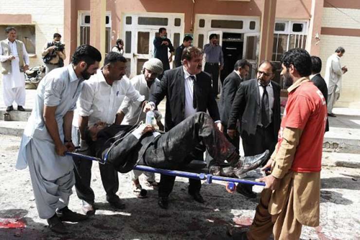 Bomba pred pakistansko bolnišnico ubila več kot 70 ljudi