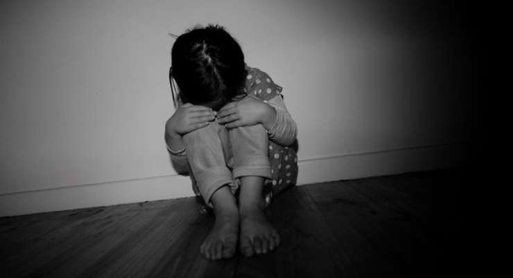 "Zadrski Fritzl": Več let posiljeval hčerko, ki mu je rodila tudi otroka