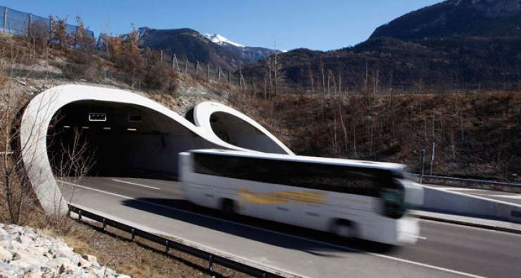 Na dolenjski avtocesti zagorel bolgarski avtobus s 45 potniki