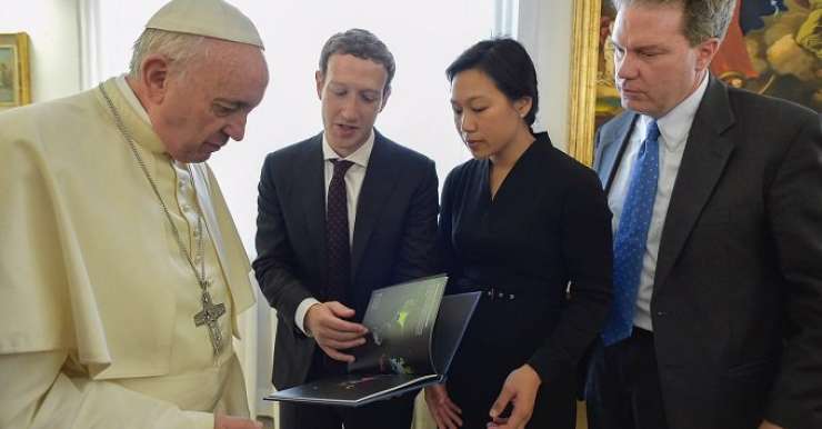 Papež se je srečal s Facebookovim Markom Zuckerbergom