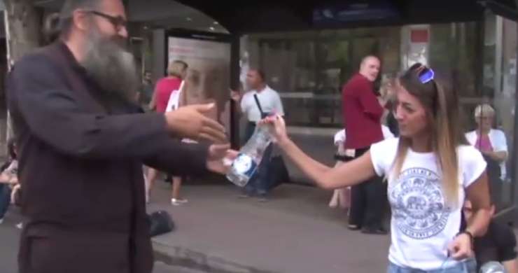 Lepa gesta: novinarji Kurirja nasprotnikom parade ponosa delili hrano in pijačo (VIDEO)