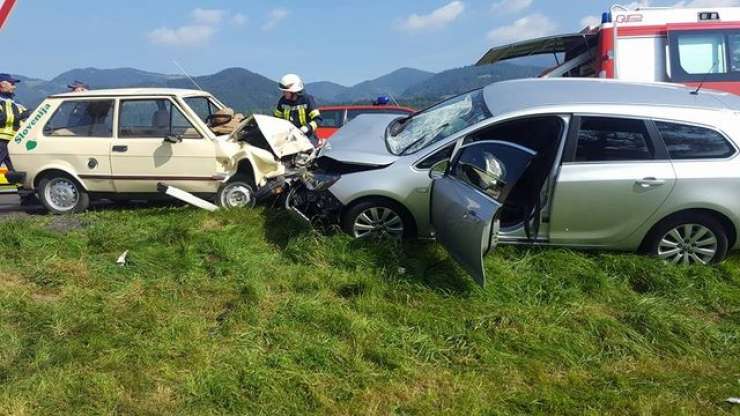 FOTO: Huda prometna nesreča pri Slovenj Gradcu: poškodovanih pet oseb