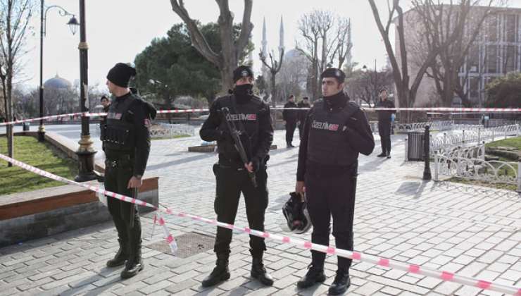V Turčiji sta se razstrelila samomorilska napadalca, ubiti še trije policisti