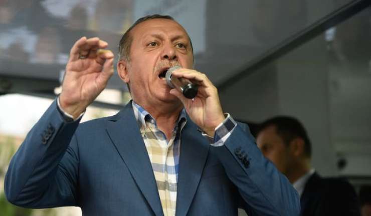 Erdogan zaradi udara odpustil novih 10.000 javnih uslužbencev, zaprl 15 medijev