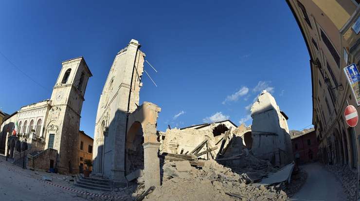 Vatikan obsodil besede duhovnika, da so potresi v Italiji Božja kazen