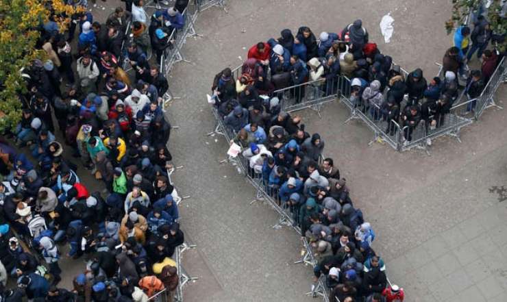 V Nemčijo naj bi letos prišlo manj kot 300.000 prosilcev za azil
