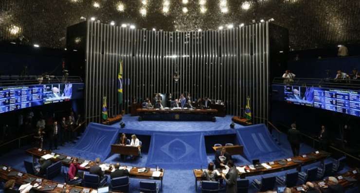 Brazilija: Protestniki vdrli v parlament in zahtevali vojaški udar
