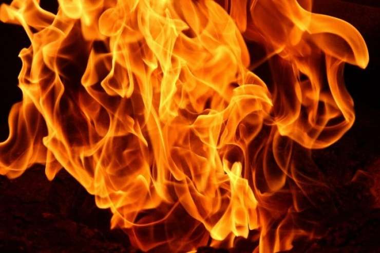 V požaru hudo opečena 33-letnica se bori za življenje