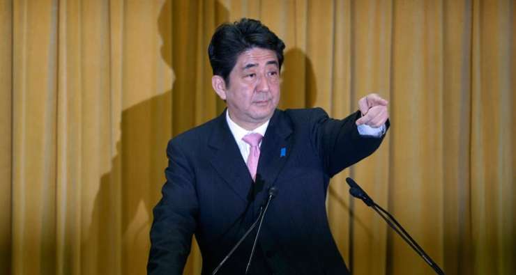 Trumpa bo obiskal prvi tuji državnik, japonski premier Abe