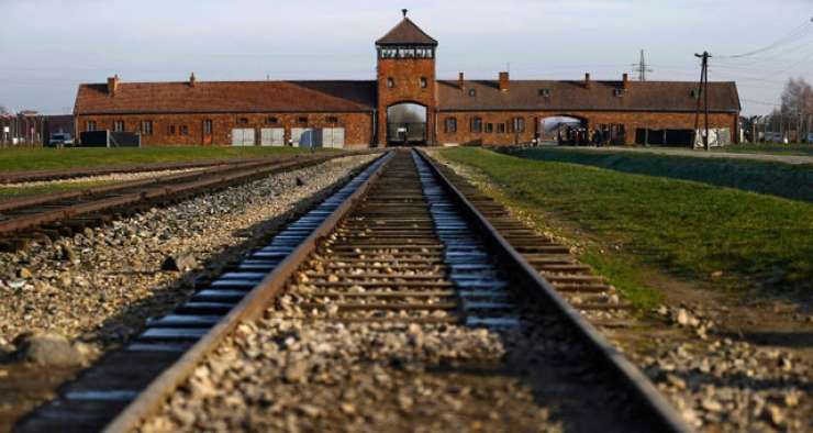 Bizarna skrunitev Auschwitza: 11 nagcev zaklalo jagnje