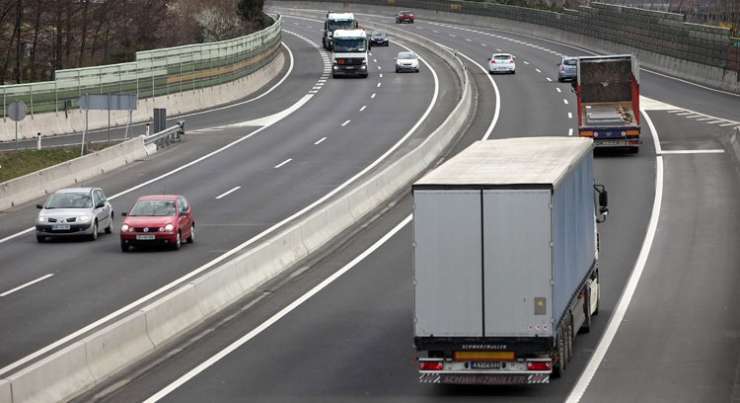 Tovornjakar na avtocesti pri Vranskem odložil 31 ilegalnih pribežnikov