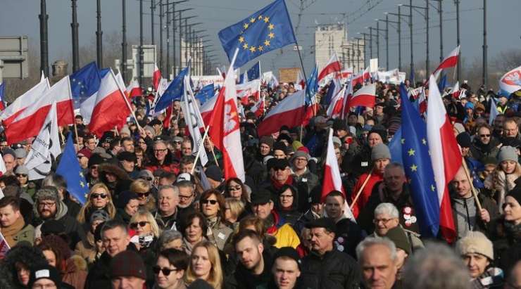 Poljska državnim in cerkvenim shodom daje prednost pred protesti