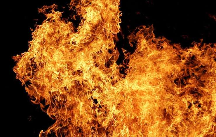 V Slovenskih Konjicah moški pogasil požar, nato pa padel čez balkon