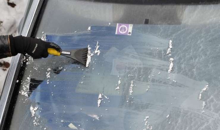 Očistite led z oken avta - kazen, če vas dobijo, je 200 evrov!