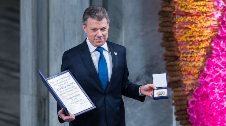 Stoječe ovacije za Santosa ob podelitvi Nobelove nagrade za mir