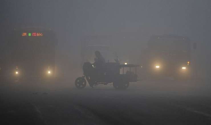 Peking se duši v smogu, oblasti zaprle 1200 tovarn