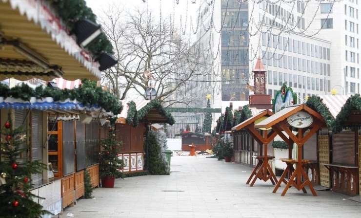 V Berlinu še pod vtisom krvavega napada znova odpirajo božične sejme