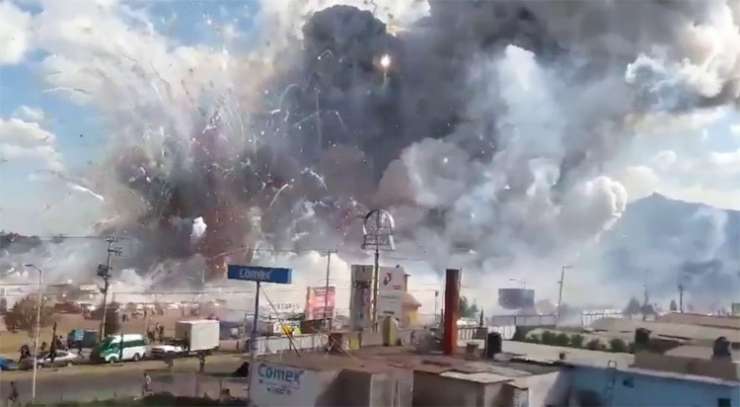 VIDEO: Na ducate mrtvih v eksploziji na mehiški tržnici pirotehnike